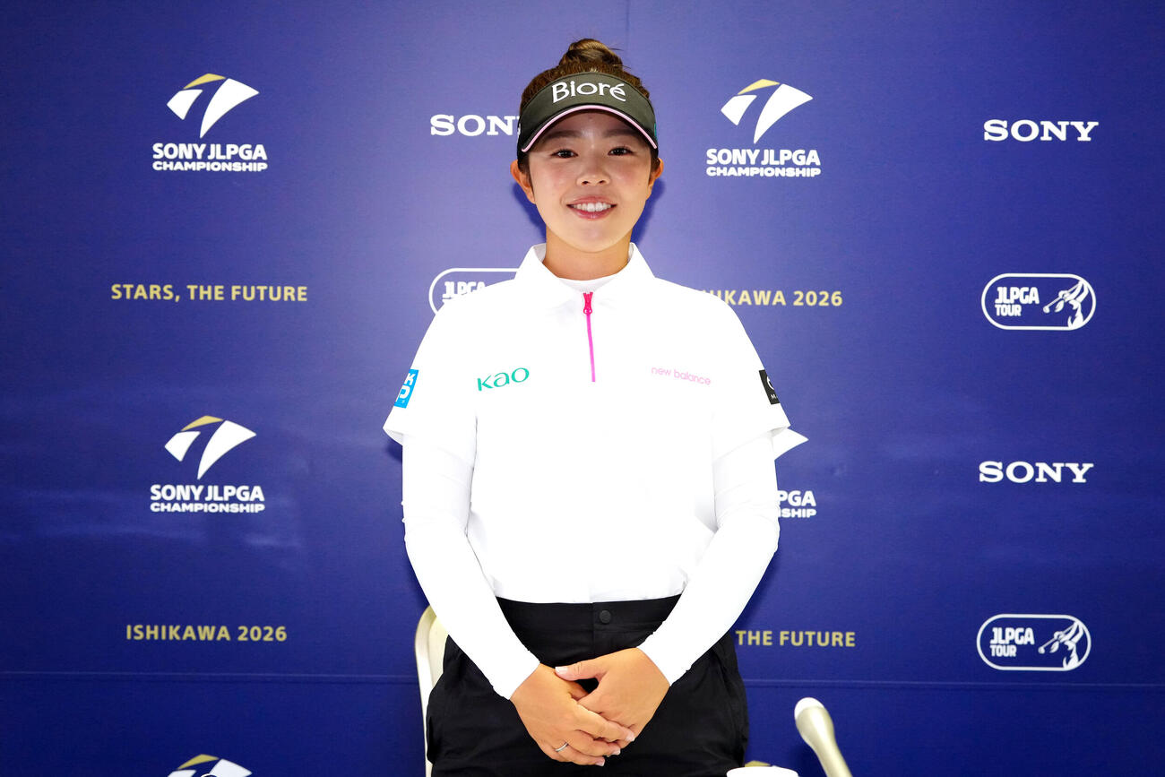 「ソニー日本女子プロ選手権」の公式会見後、写真に納まる山下美夢有（撮影・江口和貴）