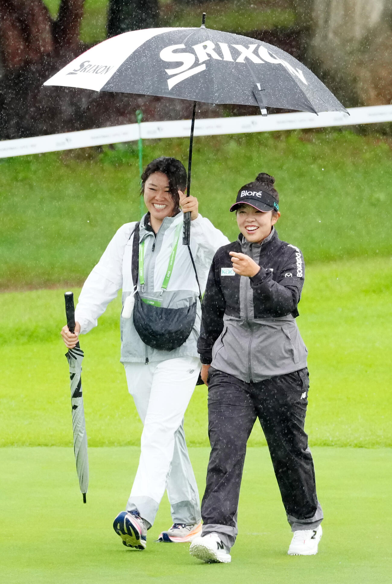 パット練習を行い、笑顔を見せながら移動する山下美夢有（右）（撮影・江口和貴）