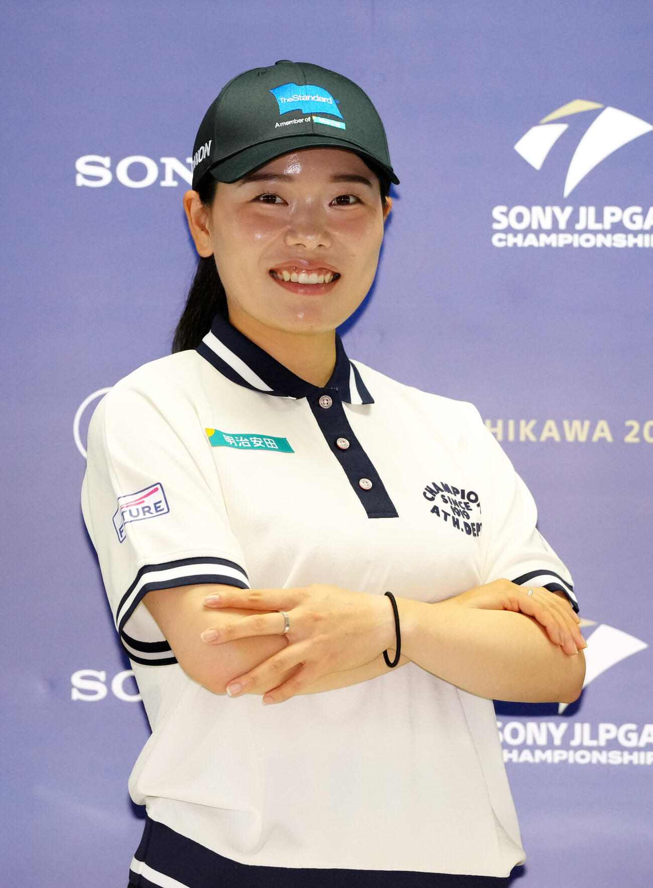 「ソニー日本女子プロ選手権」の公式会見後、写真に納まる勝みなみ（撮影・江口和貴）