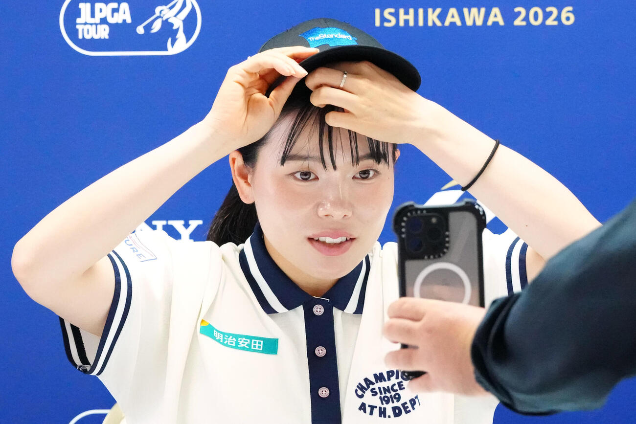 「ソニー日本女子プロ選手権」の公式会見前、帽子をかぶる勝みなみ（撮影・江口和貴）