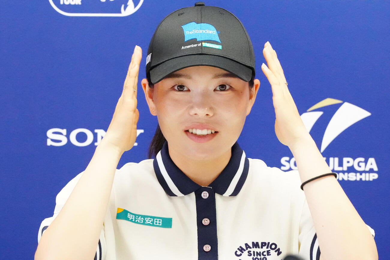 「ソニー日本女子プロ選手権」の公式会見前、帽子をかぶる勝みなみ（撮影・江口和貴）
