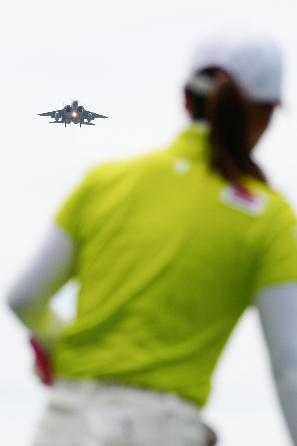 コース上空を飛行する航空自衛隊のFー15戦闘機。手前は桜井心那（撮影・江口和貴）