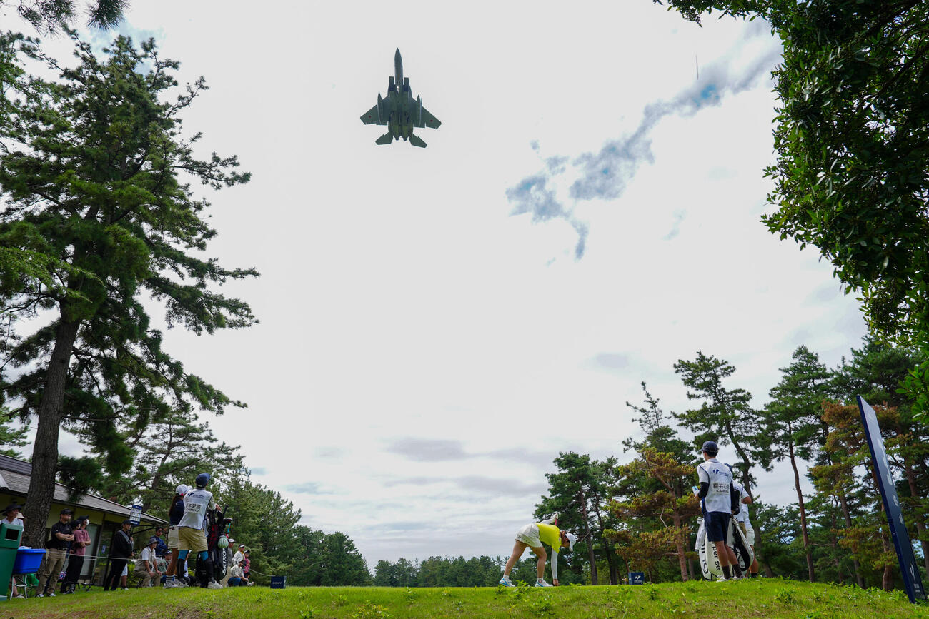 コースの上空を航空自衛隊のFー15戦闘機が飛行する（撮影・江口和貴）