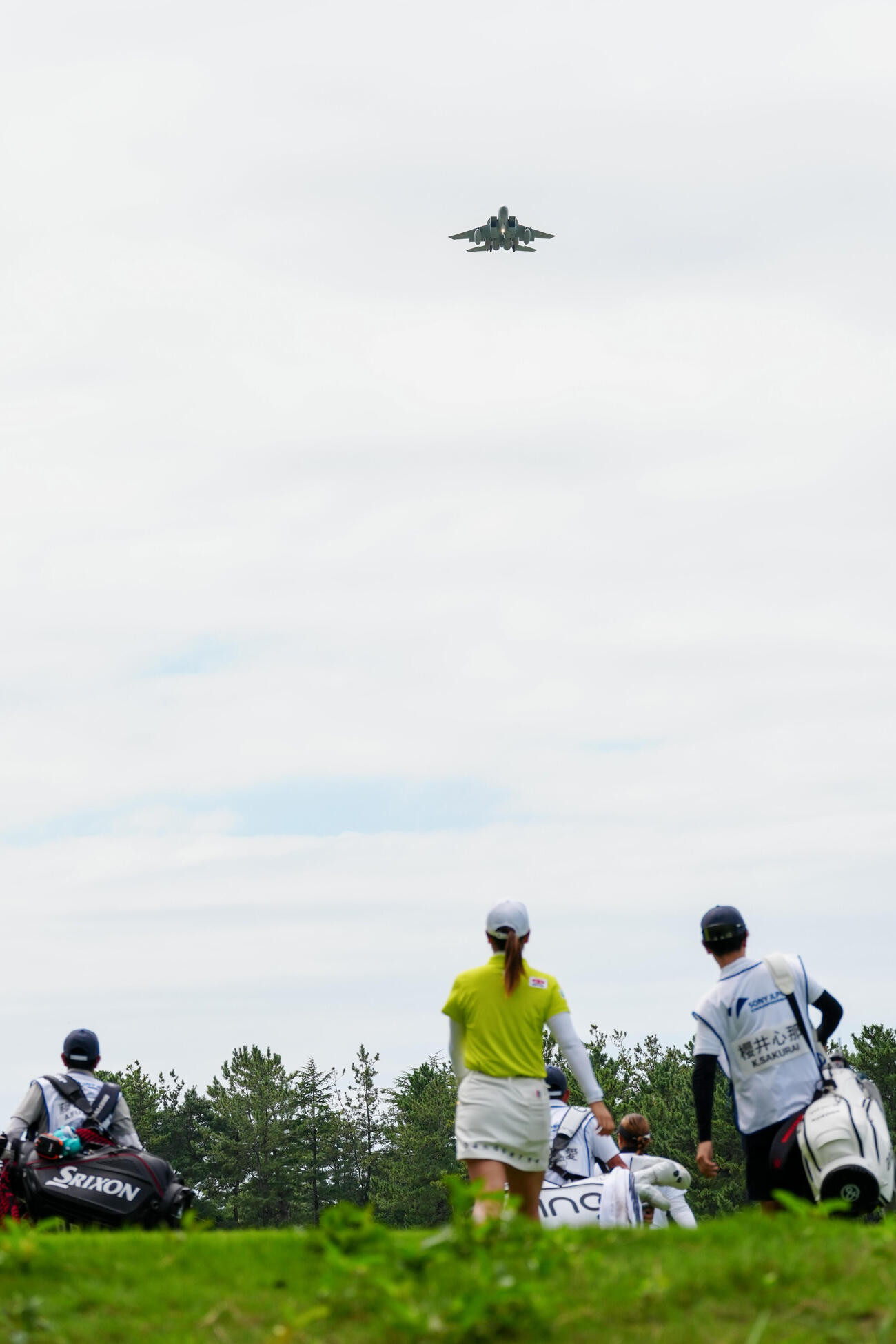 コース上空を飛行する航空自衛隊のFー15戦闘機。手前左は桜井心那（撮影・江口和貴）