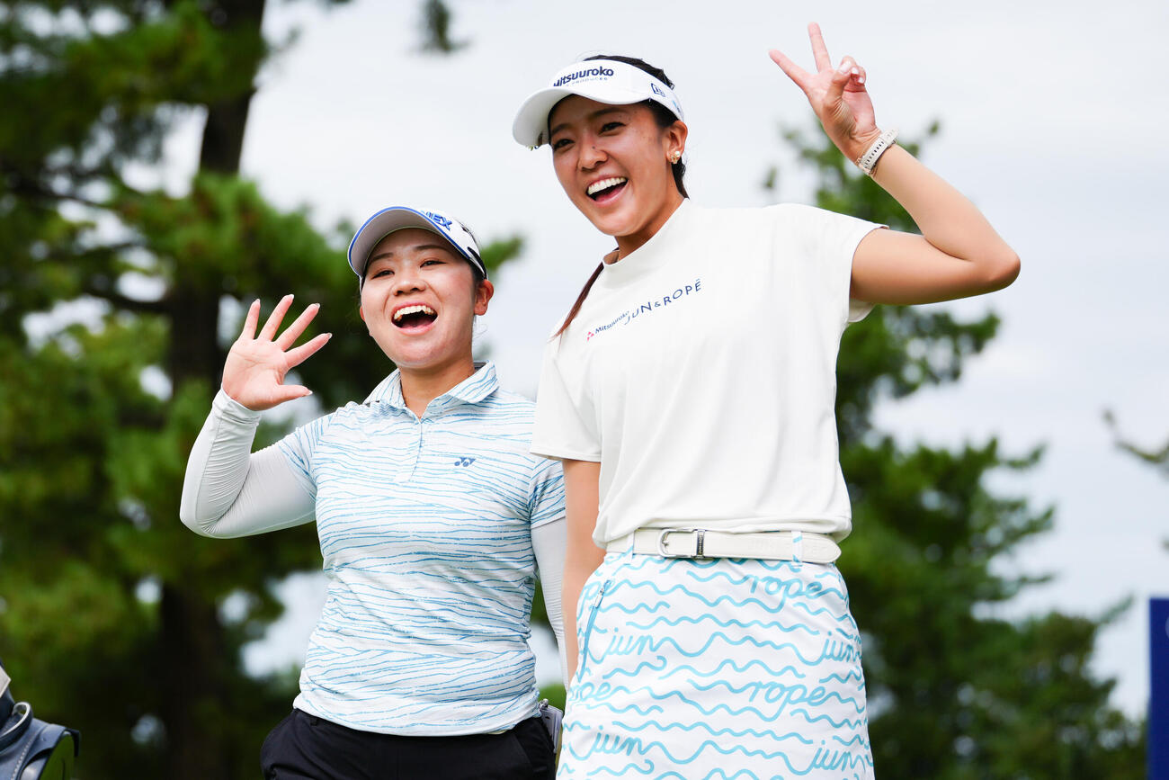 3番、写真に納まるエイミー・コガ（右）と池ヶ谷瑠菜（撮影・江口和貴）