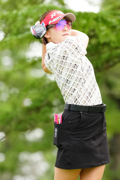3番、ティーショットを放つ岩井千怜（撮影・江口和貴）