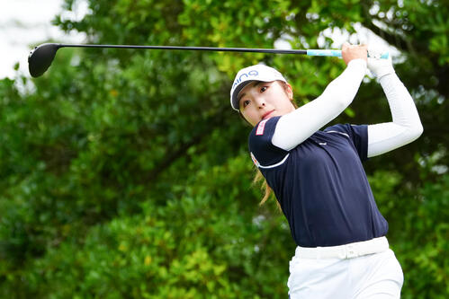 3番、ティーショットを放つ佐久間朱莉（撮影・江口和貴）