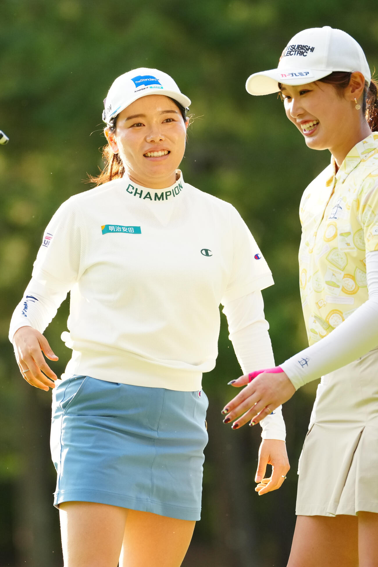 18番、ホールアウトし笑顔を見せる勝みなみ（左）。右は吉沢柚月（撮影・江口和貴）
