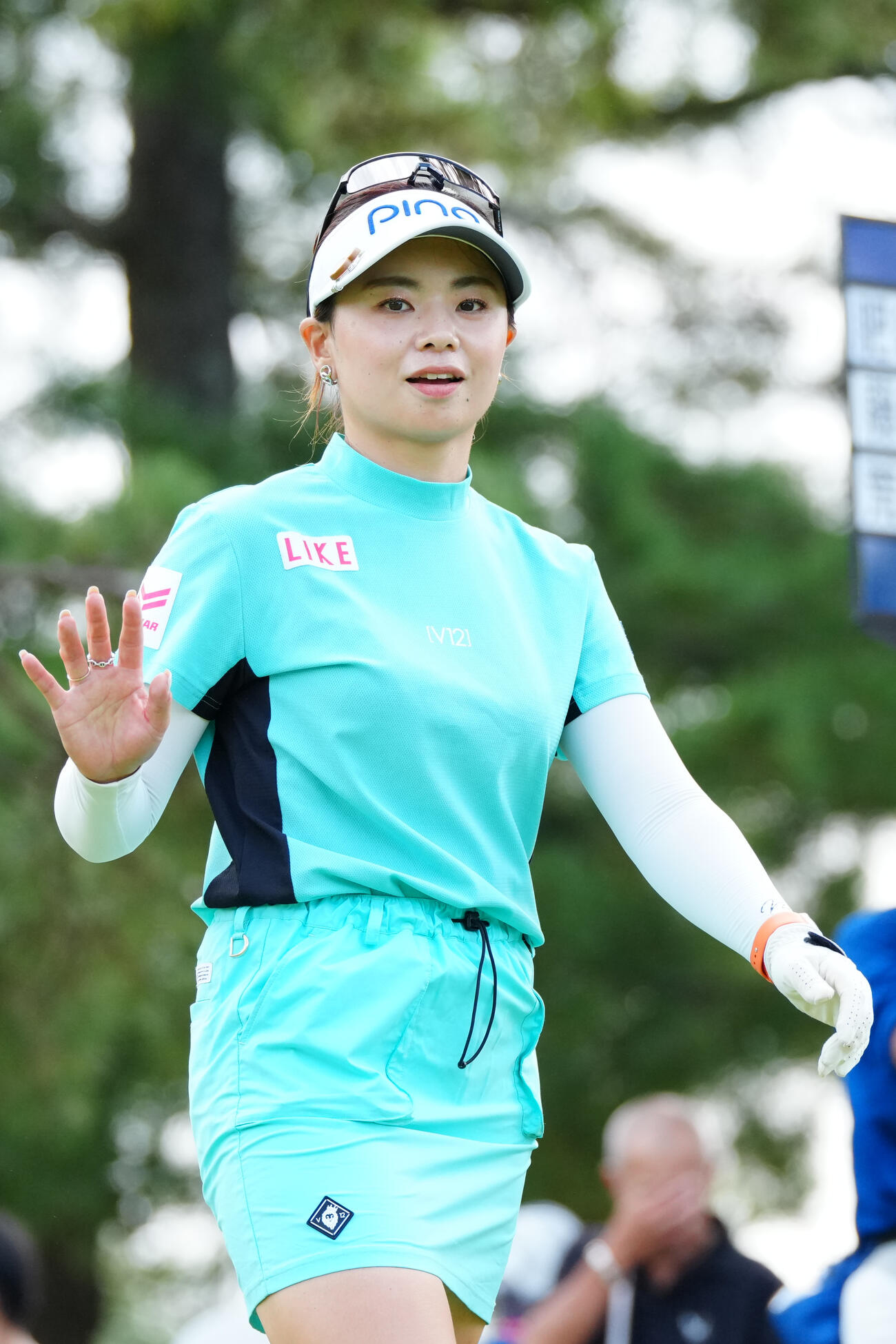 3番、手を振る藤田かれん（撮影・江口和貴）