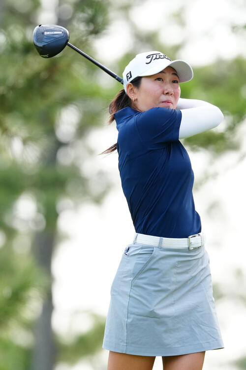 3番、ティーショットを放つ肥後莉音(撮影・江口和貴)
