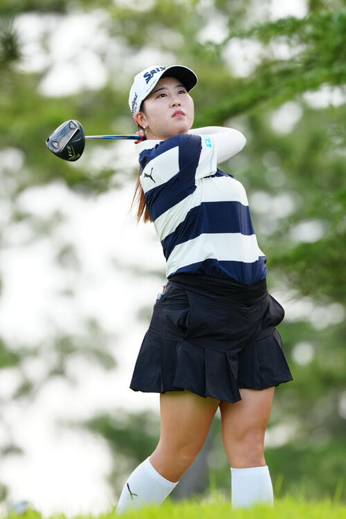 3番、ティーショットを放つ藤本愛菜(撮影・江口和貴)