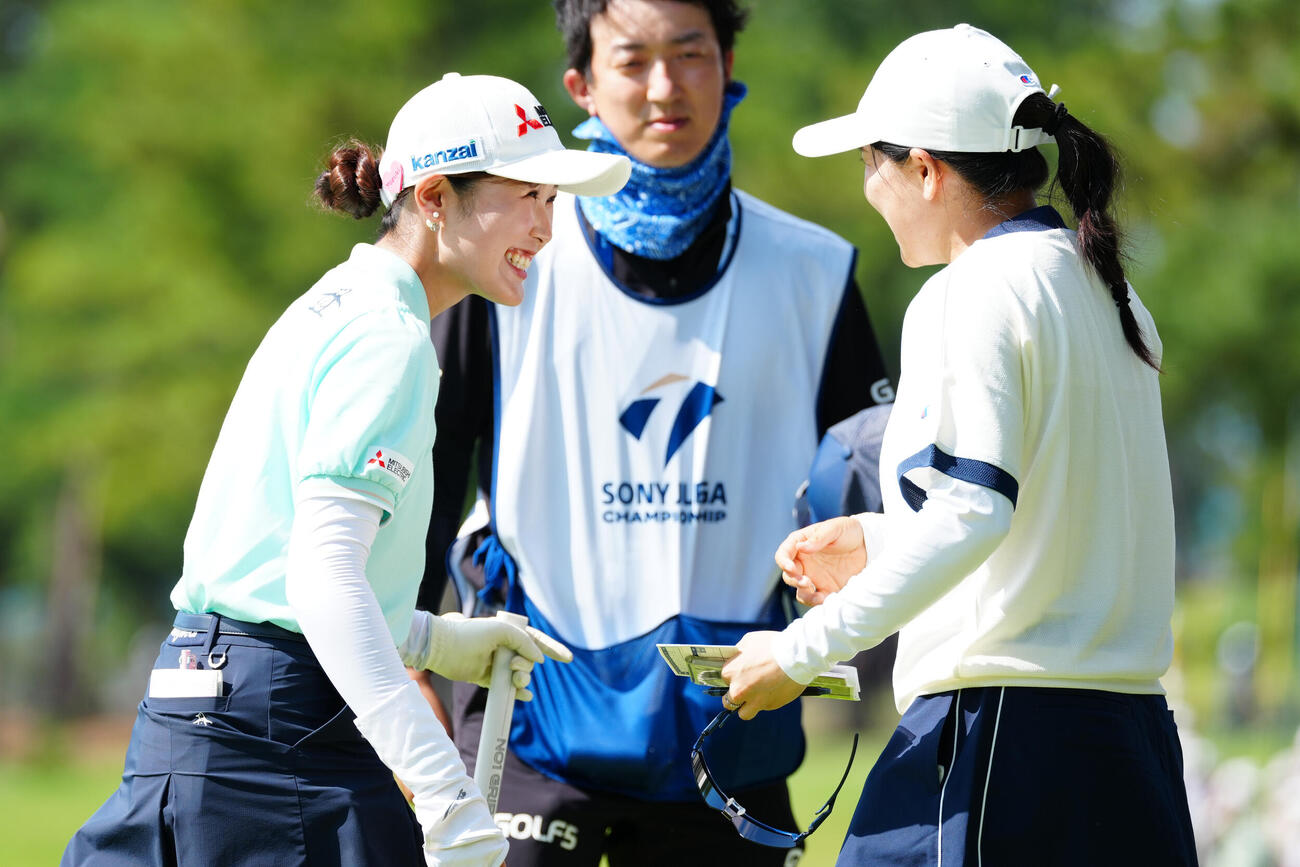 18番、ホールアウトし笑顔を見せる吉沢柚月（左）。右は勝みなみ（撮影・江口和貴）