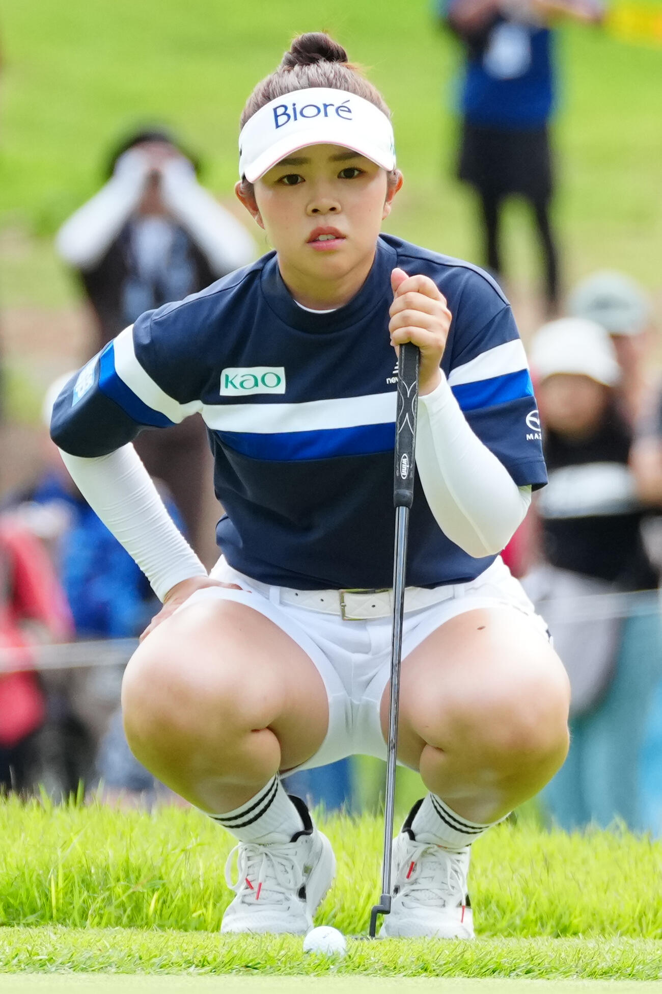 5番グリーンでラインを読む山下美夢有（撮影・江口和貴）
