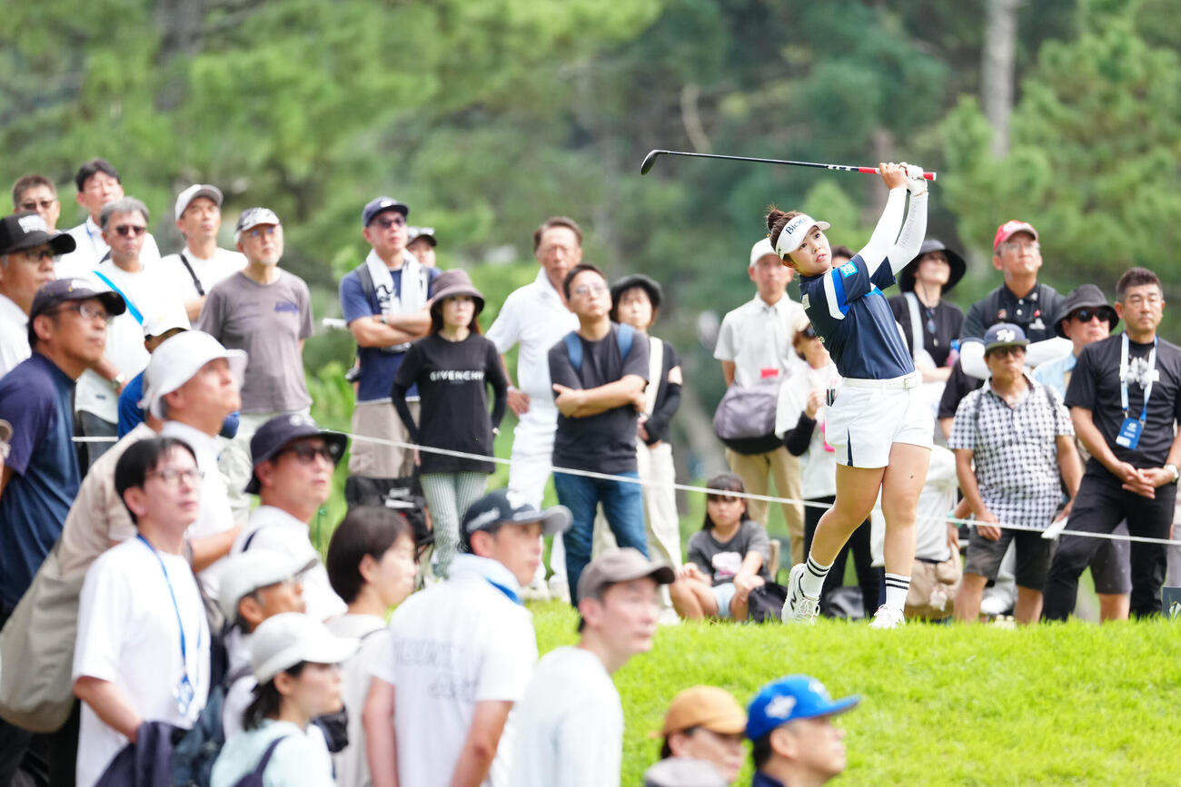 17番、ティーショットを放つ山下美夢有（撮影・江口和貴）