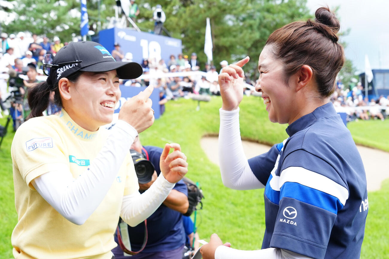 優勝を決め、勝みなみ（左）に祝福される山下美夢有（撮影・江口和貴）