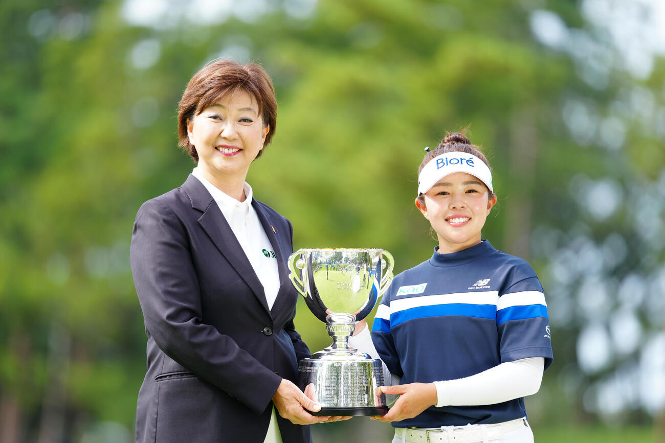 JLPGA小林浩美会長（左）と写真に納まる山下美夢有（撮影・江口和貴）
