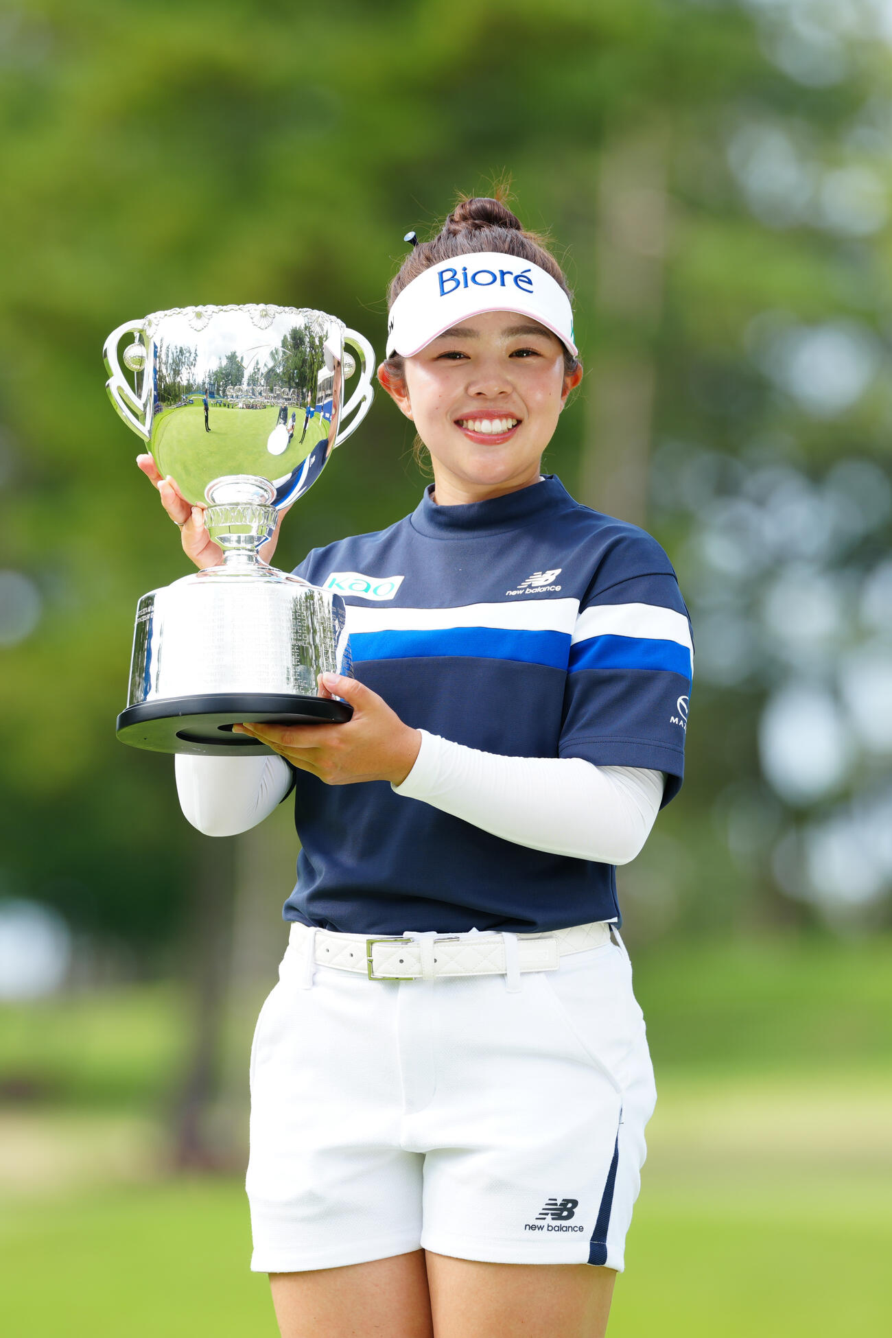 優勝し写真に納まる山下美夢有（撮影・江口和貴）