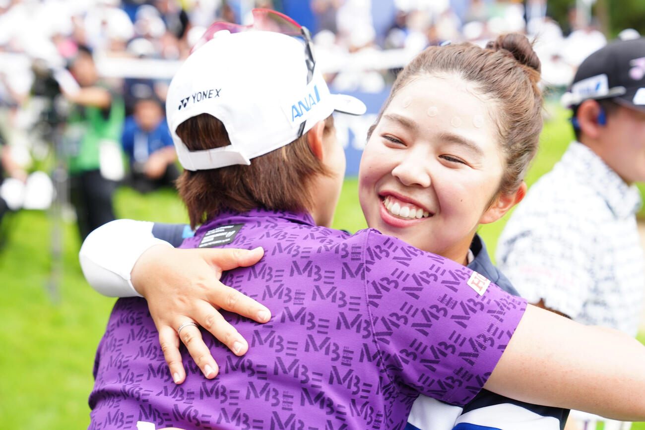 優勝を決め、岩井千怜（左）に祝福される山下美夢有（撮影・江口和貴）