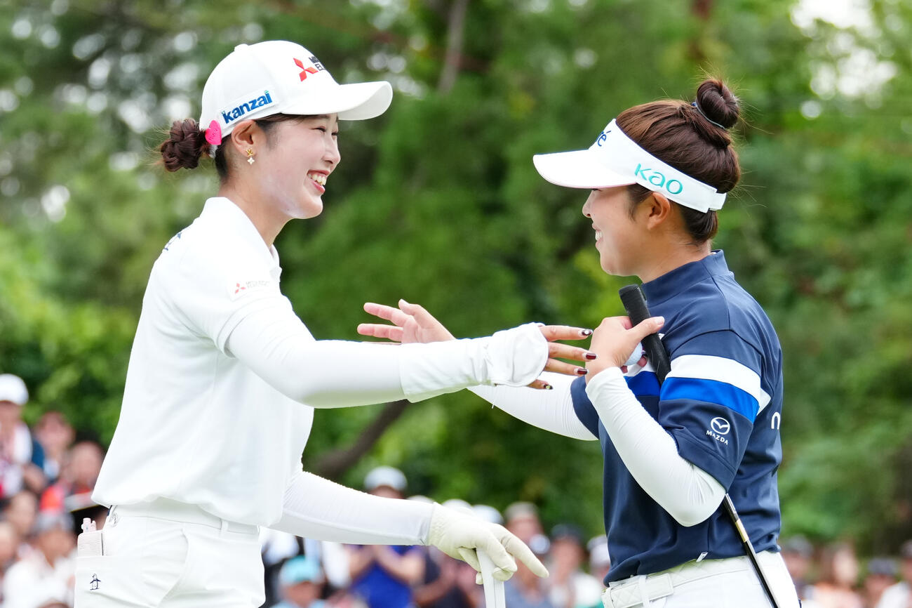 プレーオフで優勝を決めた山下美夢有（右）とあいさつを交わす吉沢柚月（撮影・江口和貴）