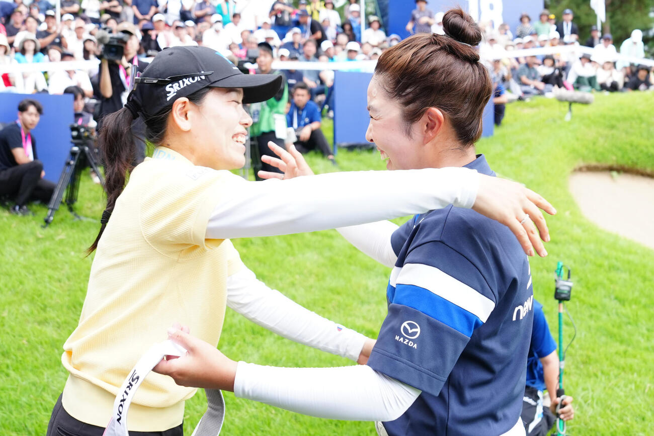 優勝を決め、勝みなみ（左）に祝福される山下美夢有（撮影・江口和貴）
