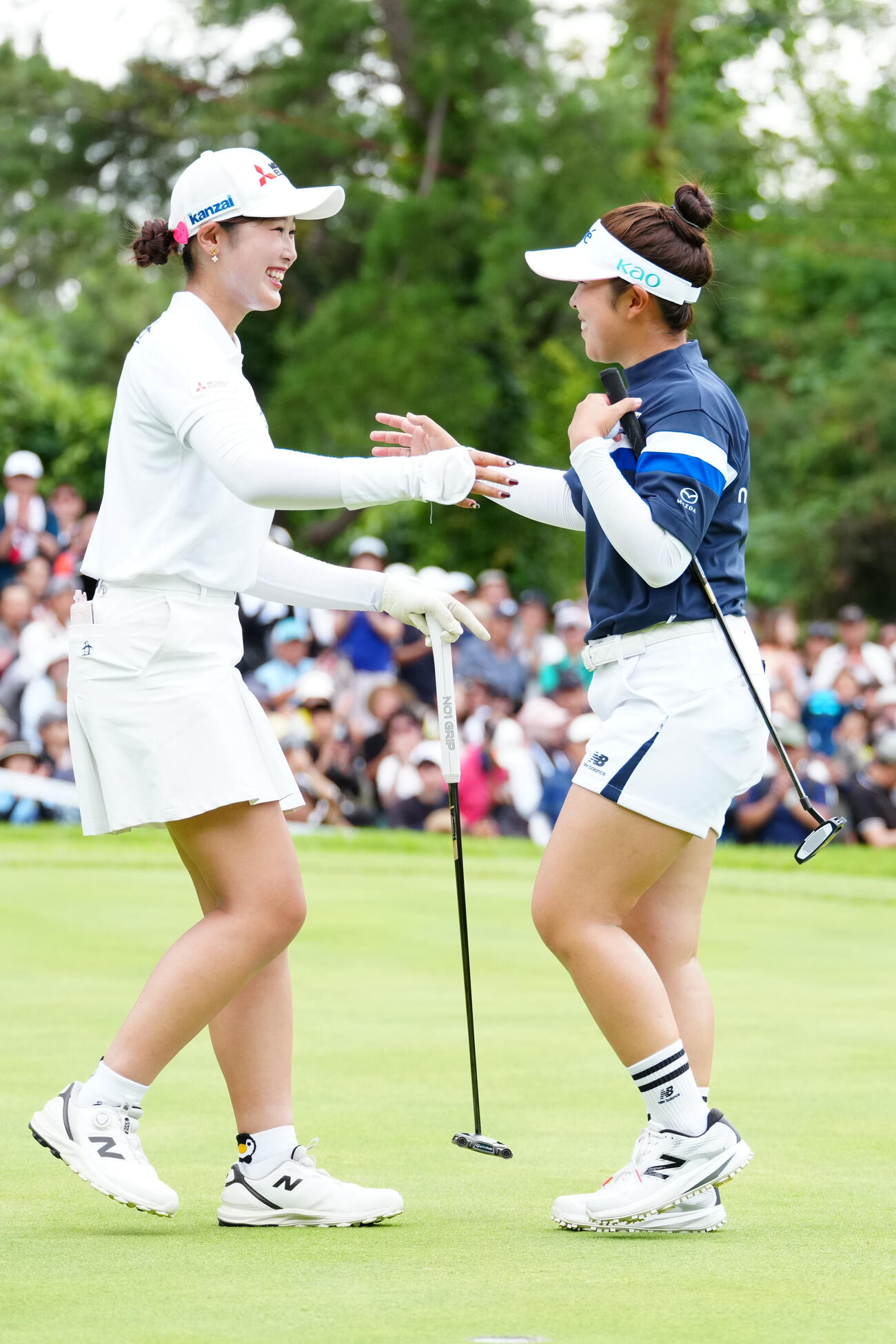 プレーオフで優勝を決めた山下美夢有（右）とあいさつを交わす吉沢柚月（撮影・江口和貴）