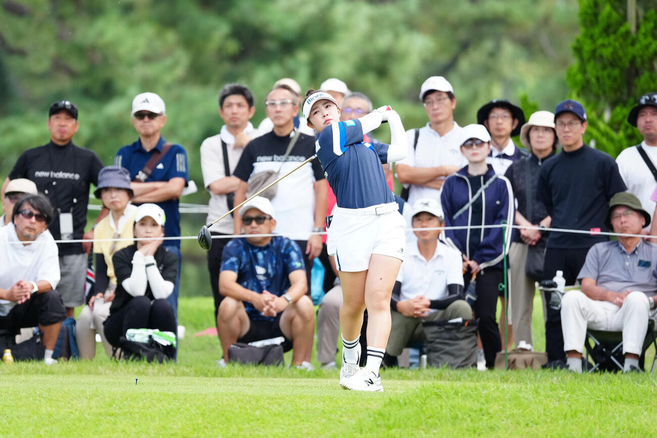 6番、ティーショットを放つ山下美夢有（撮影・江口和貴）