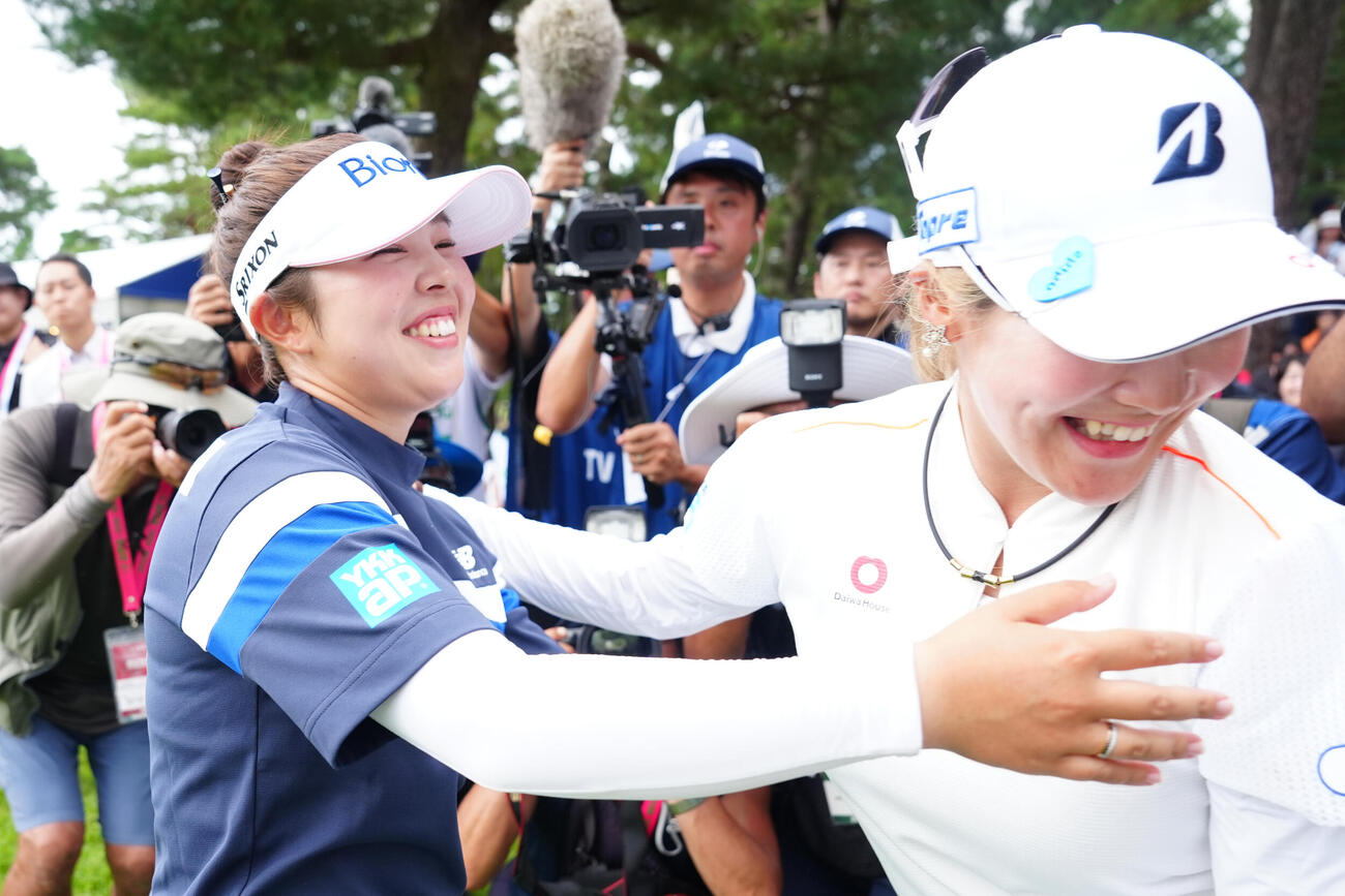 優勝を決め、桑木志帆（右）に祝福される山下美夢有（撮影・江口和貴）