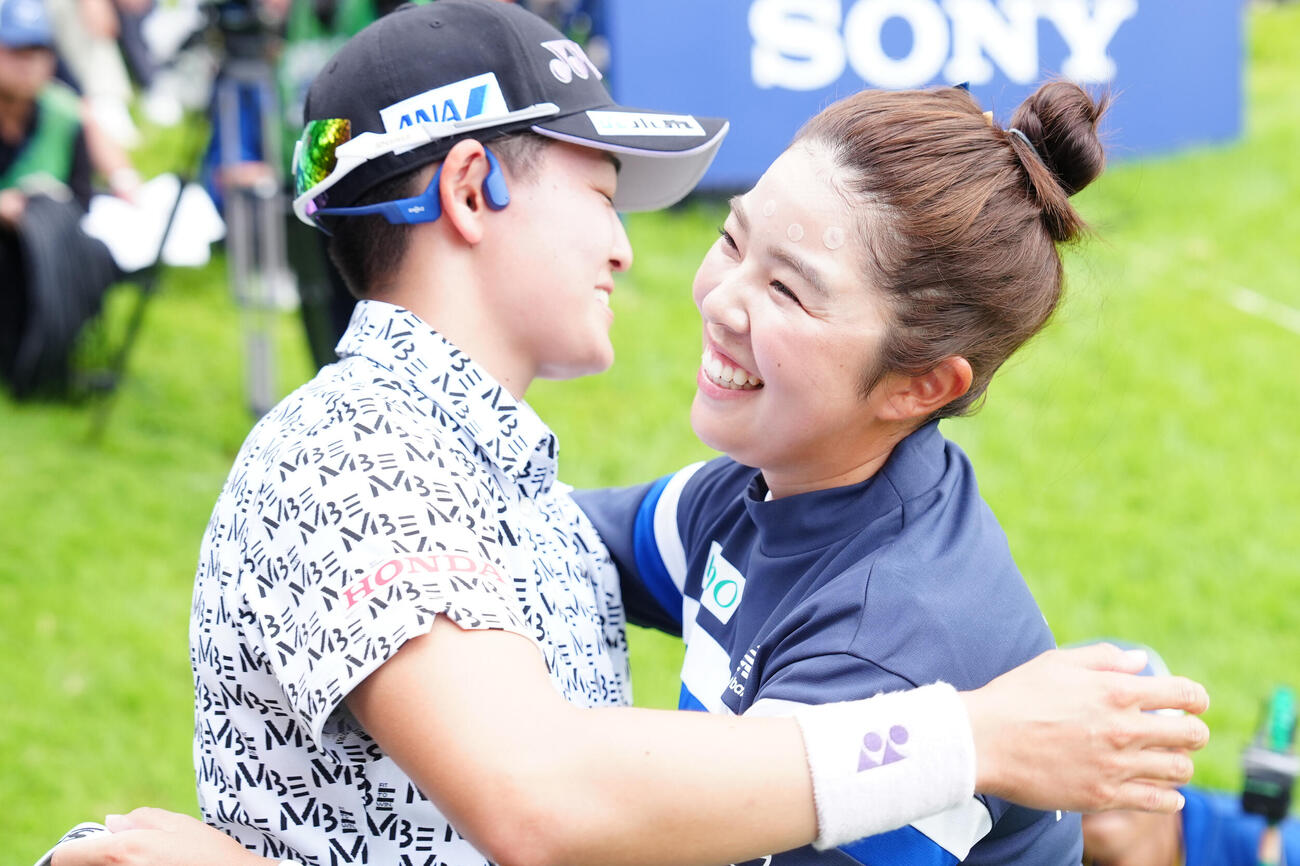 優勝を決め、岩井明愛（左）に祝福される山下美夢有（撮影・江口和貴）