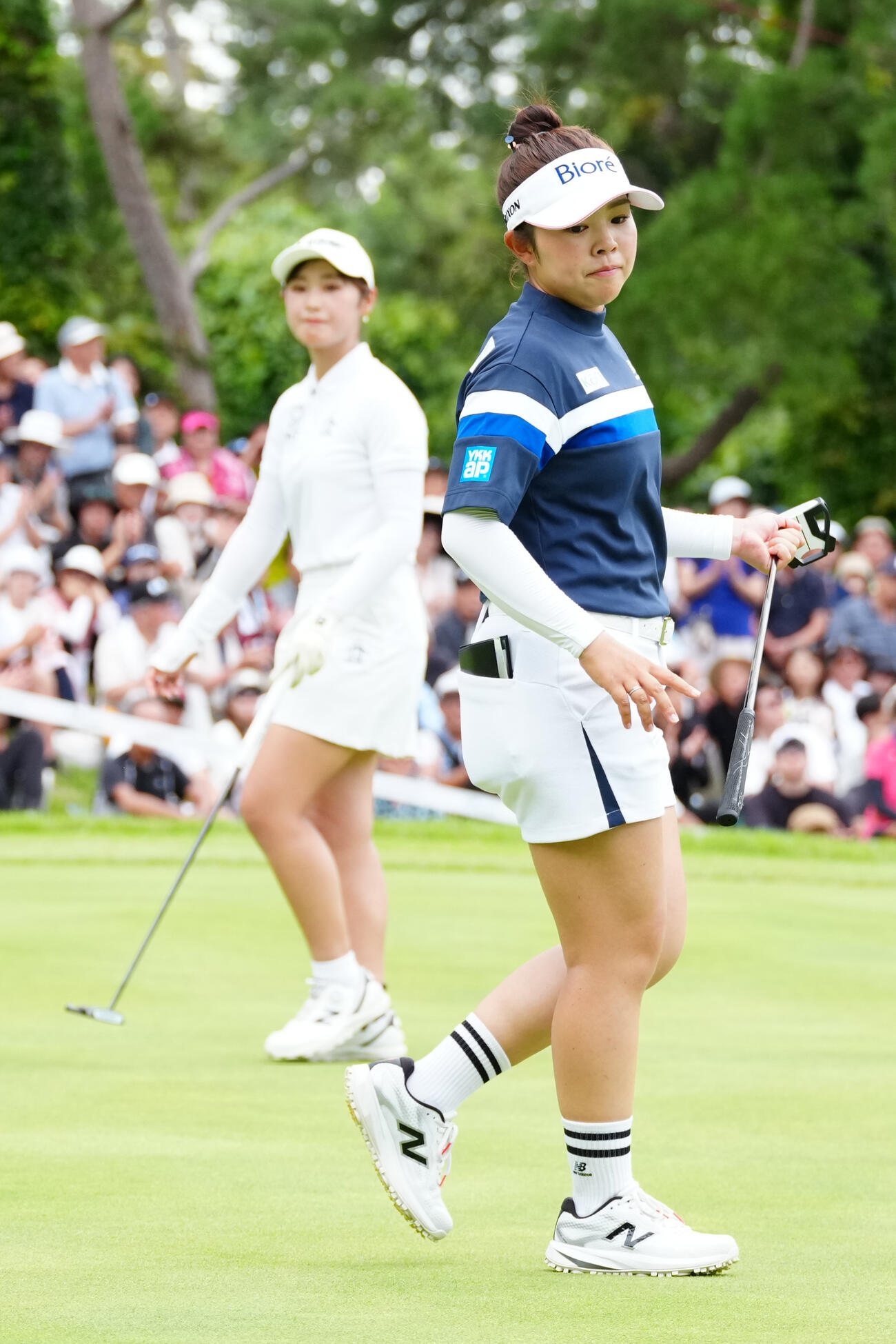 吉沢柚月（後方）とのプレーオフに臨む山下美夢有（撮影・江口和貴）
