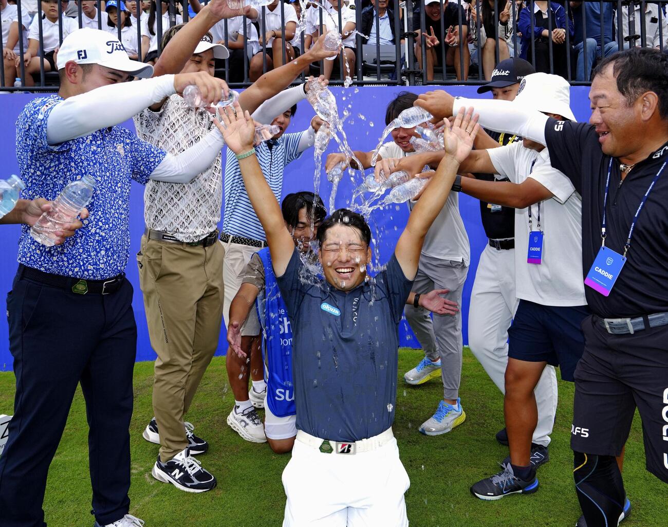 通算16アンダーで初優勝し、祝福される砂川公佑（共同）