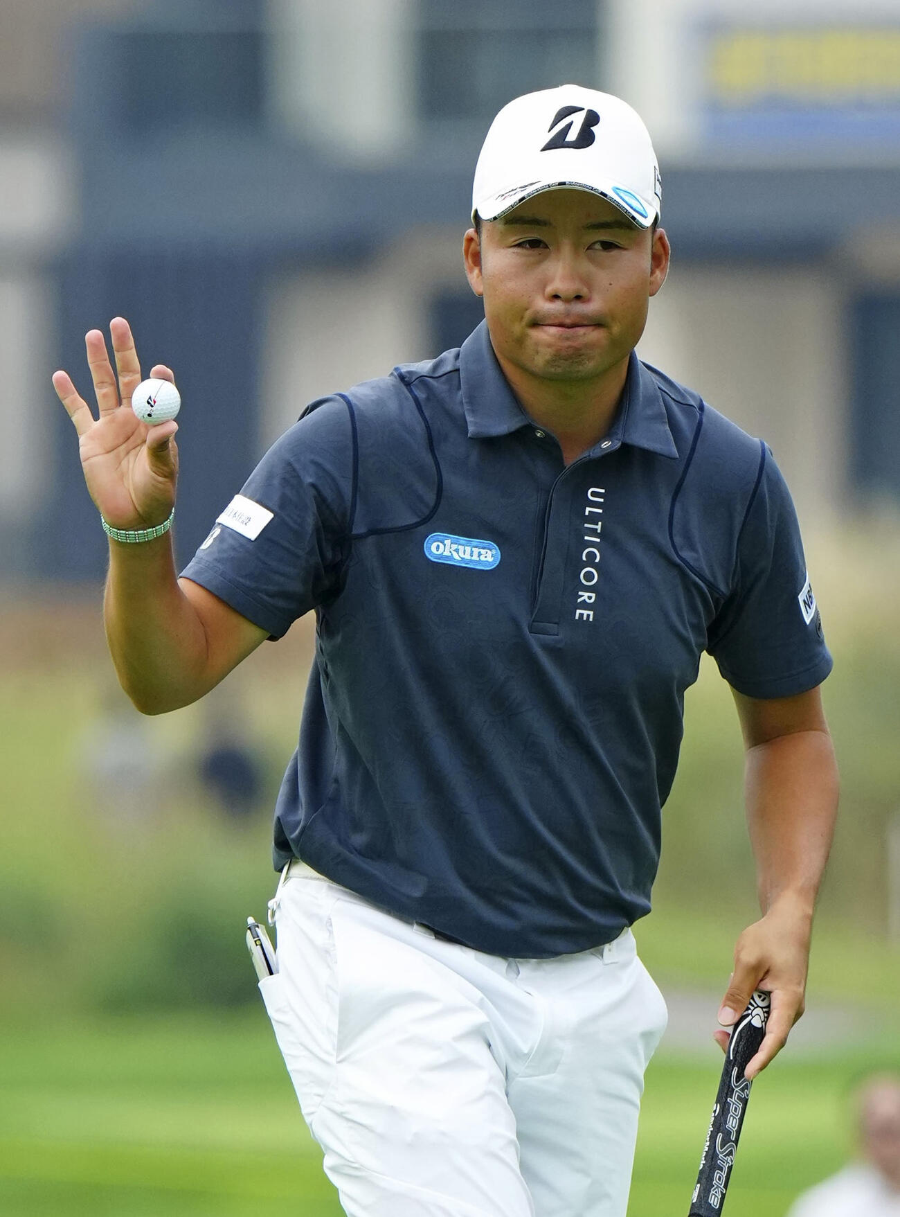 最終日、3番でバーディーを決め、拍手に応える砂川公佑。通算16アンダーで初優勝＝ジャック・ニクラウスGC（共同）