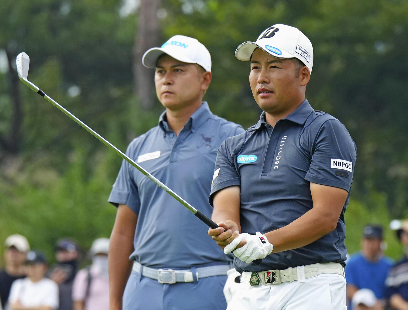 最終日、17番でティーショットに臨む砂川公佑。左は同組の大堀裕次郎＝ジャック・ニクラウスGC（共同）