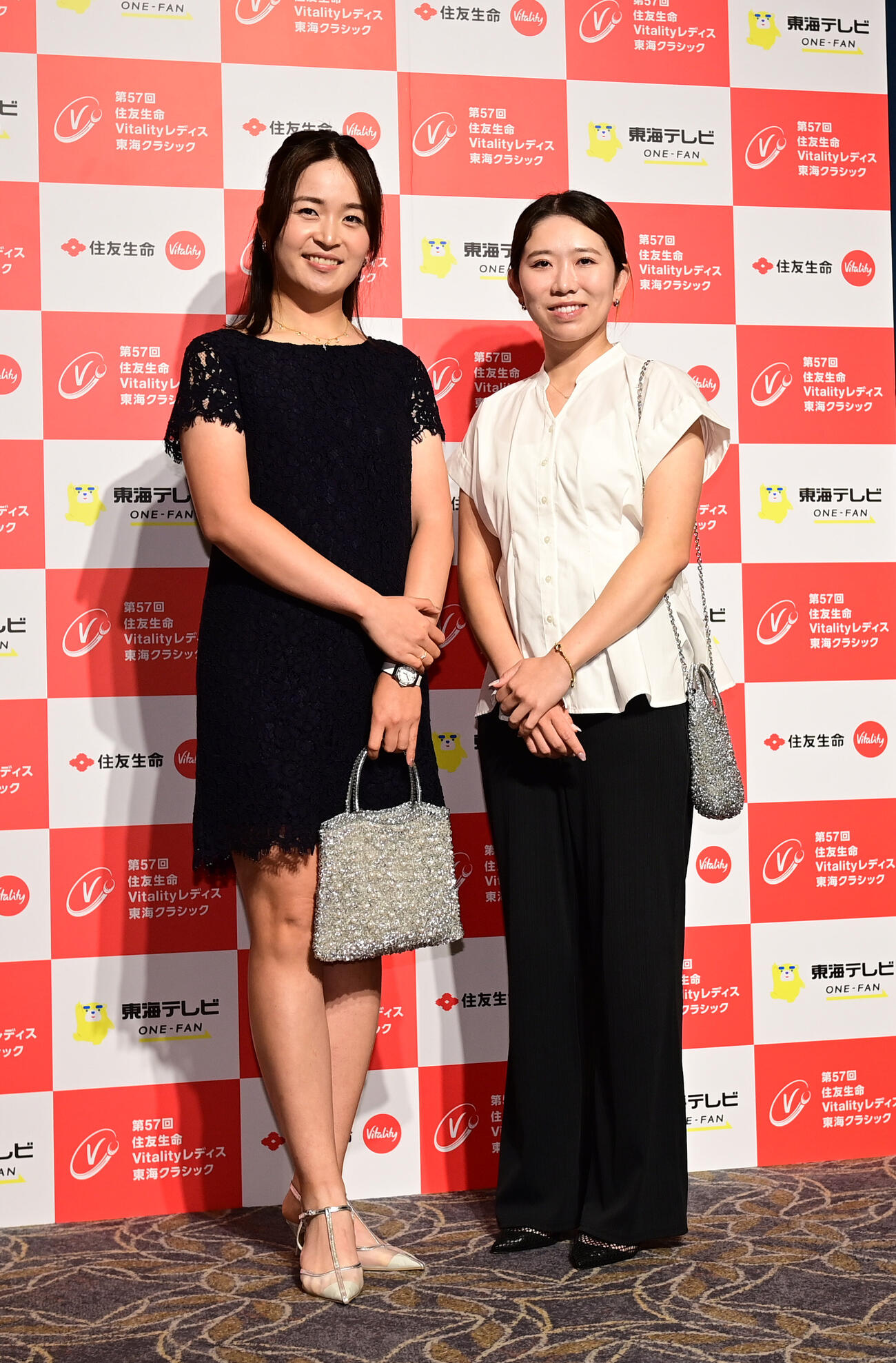 住友生命レディス東海C「前夜祭」　　三ヶ島かな（左）と内田ことこ（撮影・森本幸一）