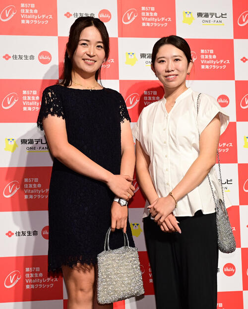 住友生命レディス東海C「前夜祭」　　三ヶ島かな（左）と内田ことこ（撮影・森本幸一）