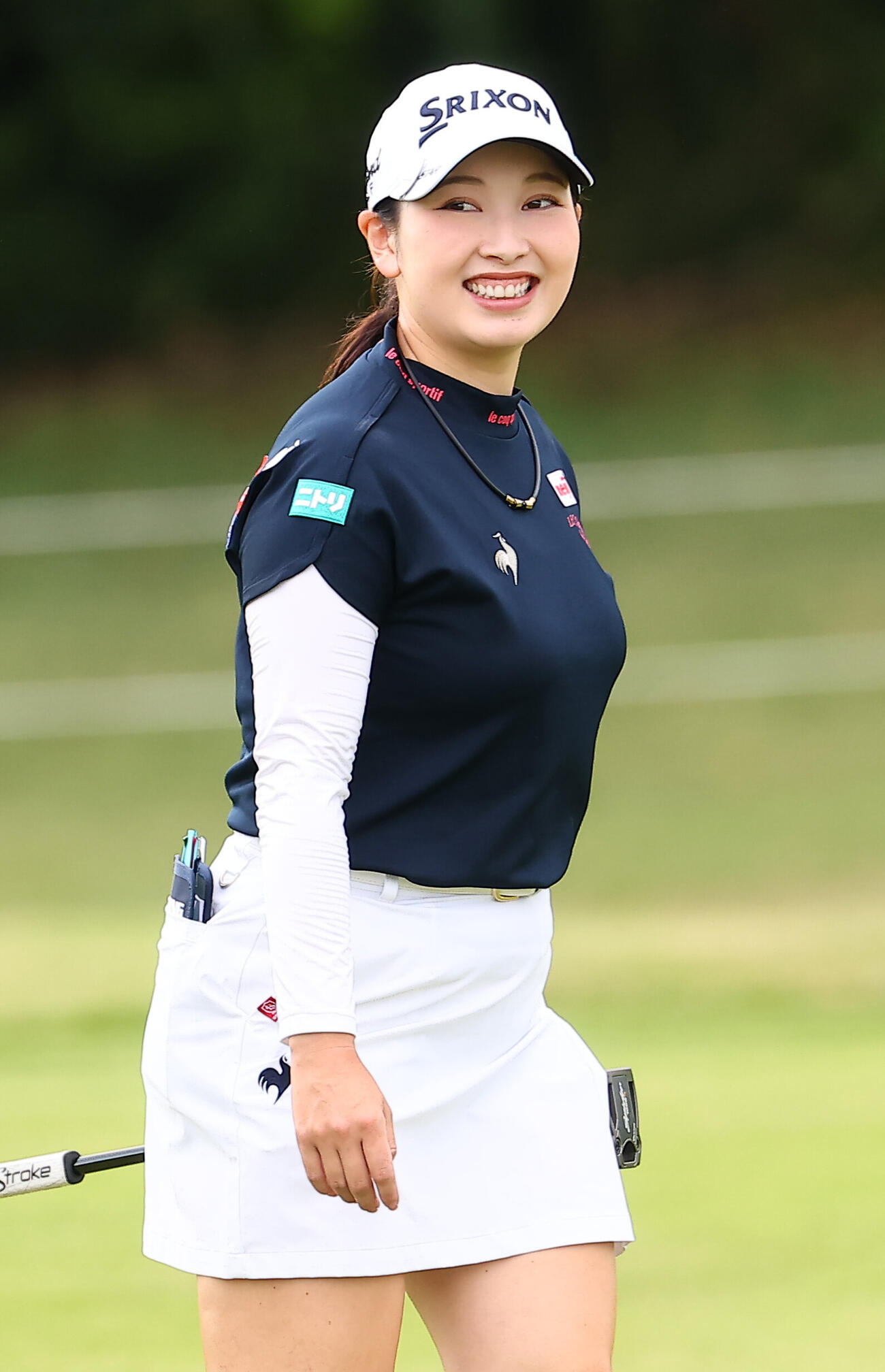 笑顔で18番グリーンに向かう小祝さくら（撮影・野上伸悟）
