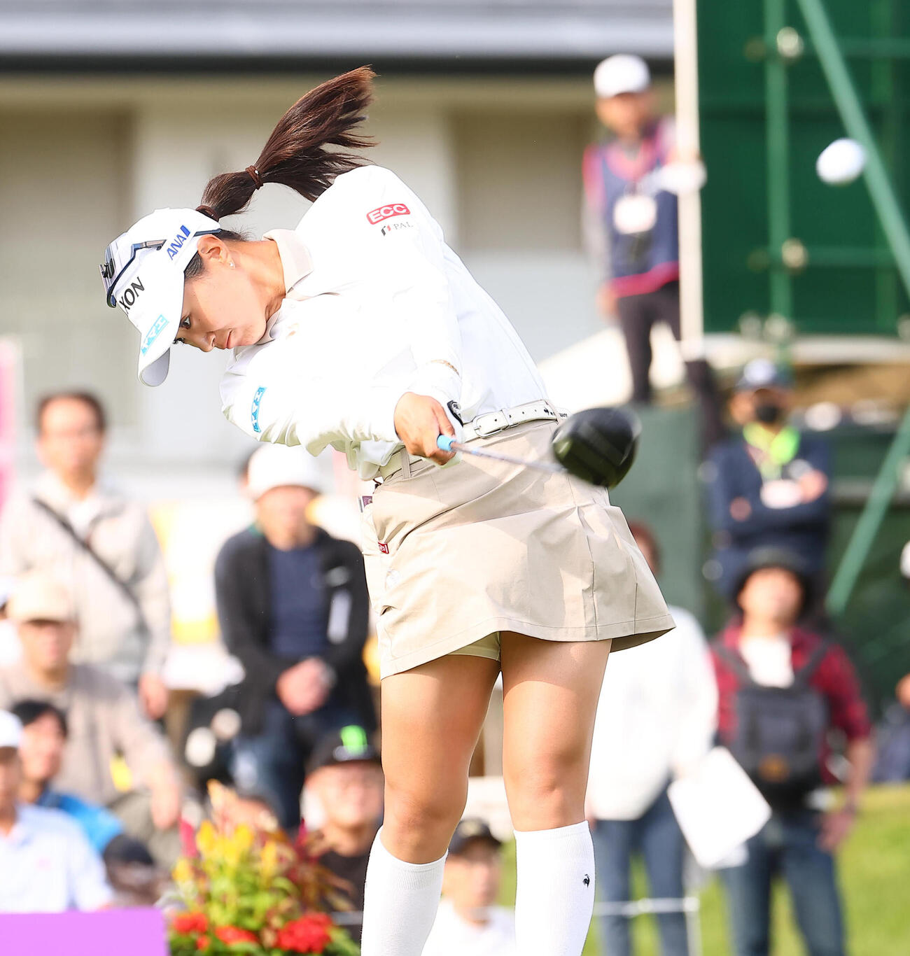 1番、第1打を放つ中村心（撮影・野上伸悟）
