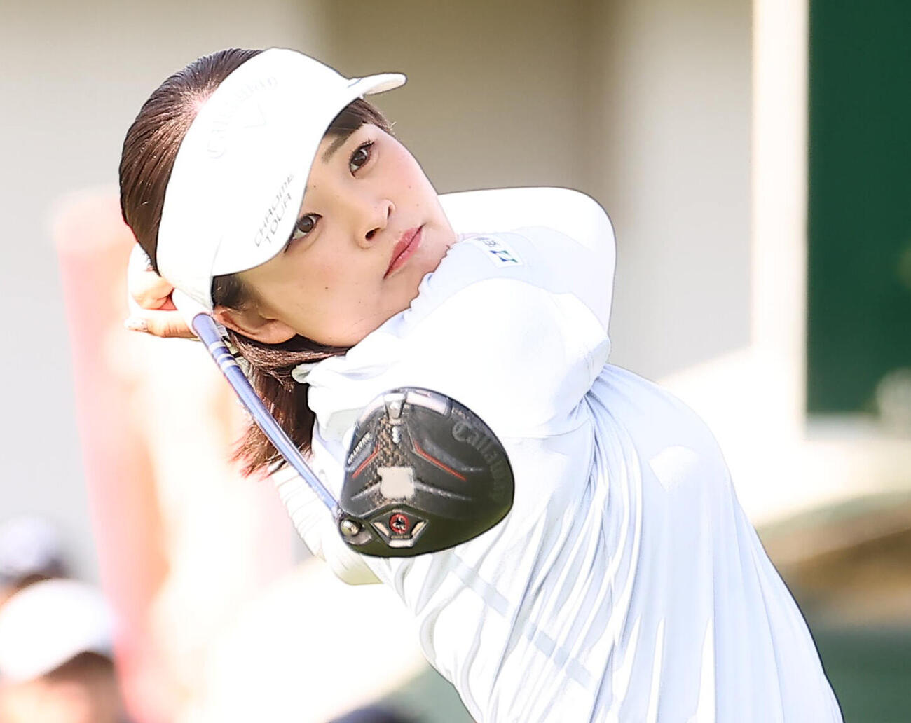 1番、第1打を放つ福山恵梨（撮影・野上伸悟）
