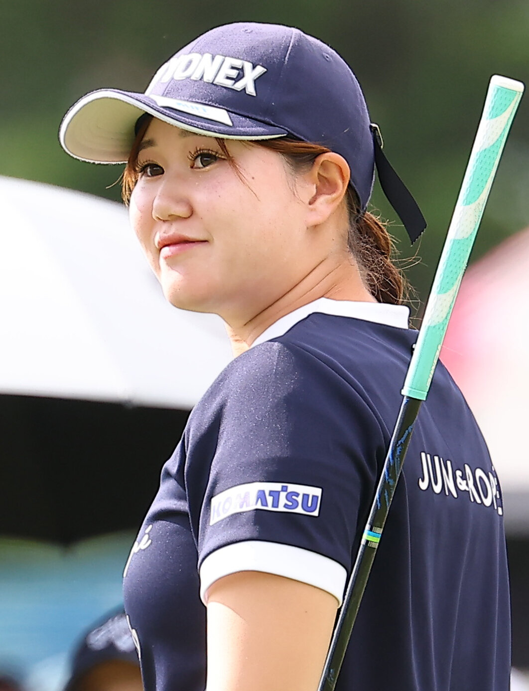 東北高出身の倉林紅は、21日に亡くなったゴルフ部の川崎菊人監督を悼み、帽子に喪章をつけてプレー（撮影・野上伸悟）
