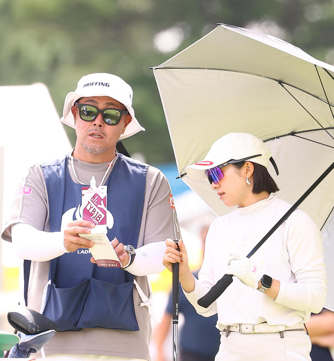 谷原秀人（左）をキャディーに起用した大江香織（撮影・野上伸悟）
