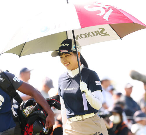 1番、第1打を放ち笑顔で歩き出す尾関彩美悠(撮影・野上伸悟)