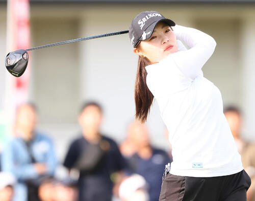 谷原秀人(左)をキャディーに起用した大江香織(撮影・野上伸悟)