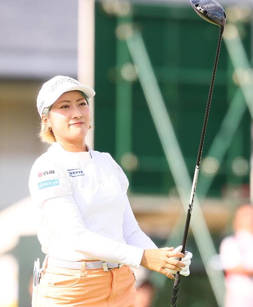 1番、第1打を放つ東北福祉大・島田ゆら（撮影・野上伸悟）