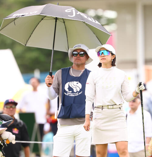 谷原秀人（左）をキャディーに起用した大江香織（撮影・野上伸悟）