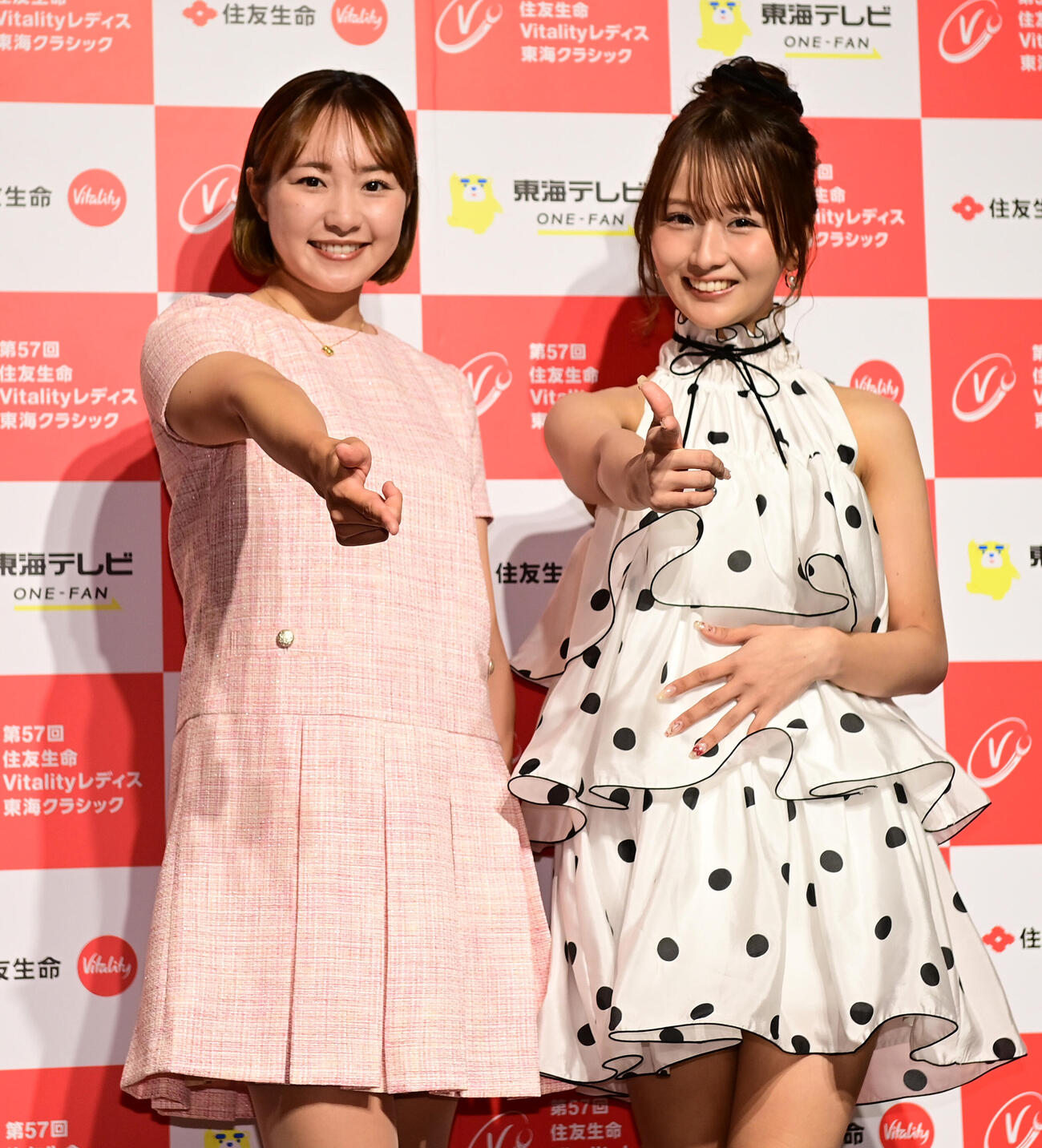 住友生命レディス東海C「前夜祭」　　三浦桃香（左）とタレントの森脇梨々夏（撮影・森本幸一）