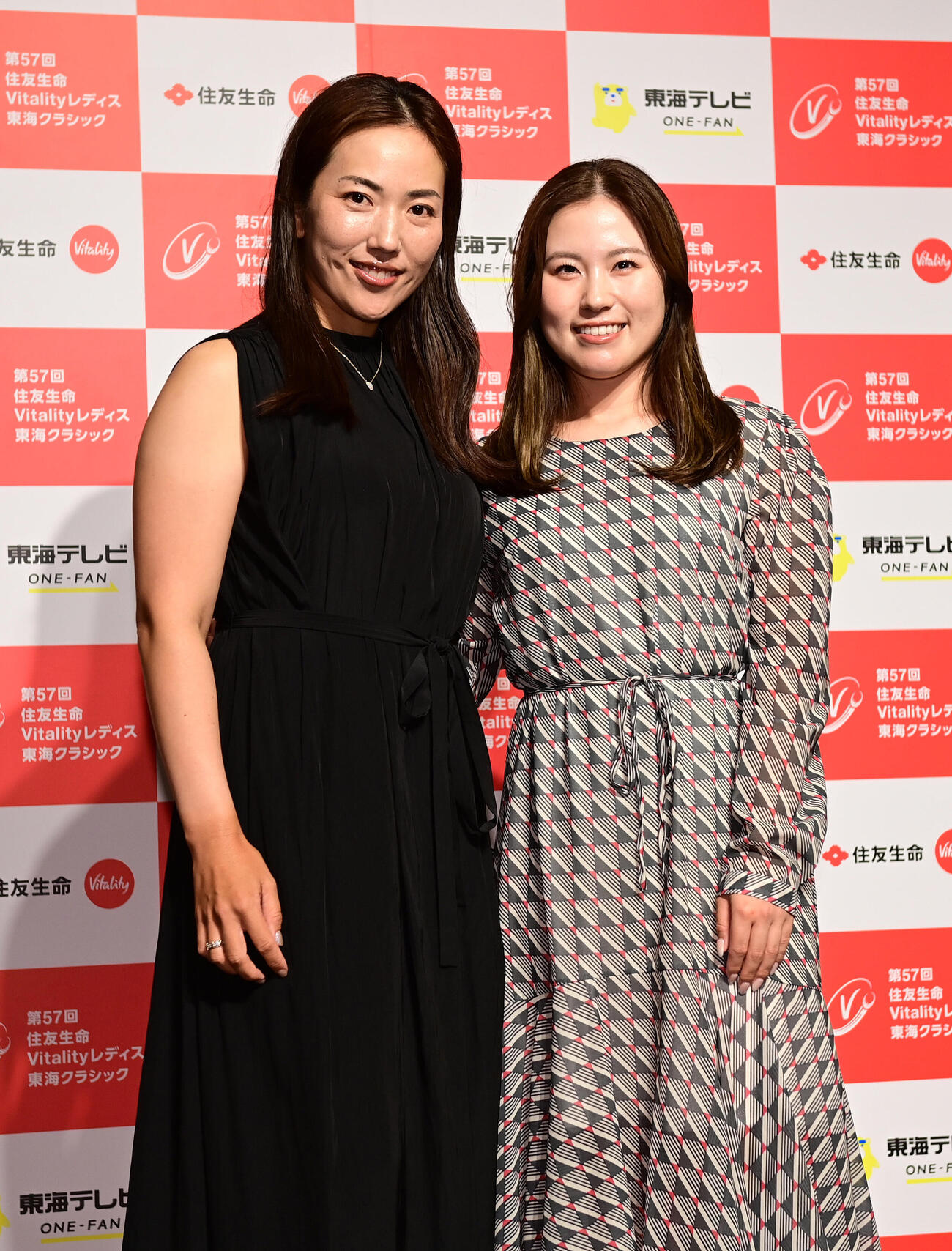 住友生命レディス東海C「前夜祭」　　笠りつ子（左）と西村優菜（撮影・森本幸一）