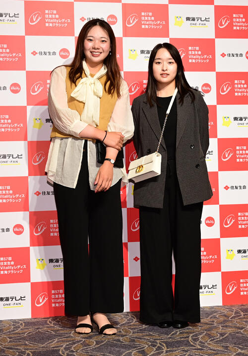 住友生命レディス東海C「前夜祭」　　菅楓華（左）とウーチャイェン（撮影・森本幸一）