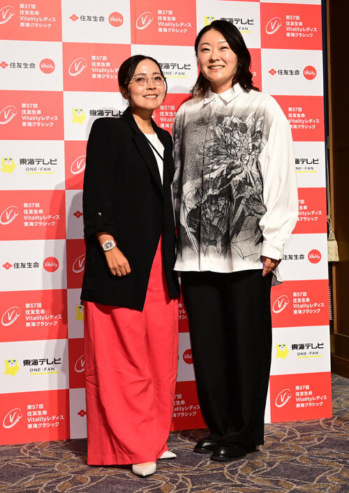住友生命レディス東海C「前夜祭」　　藤田さいき（左）と青木瀬令奈（撮影・森本幸一）