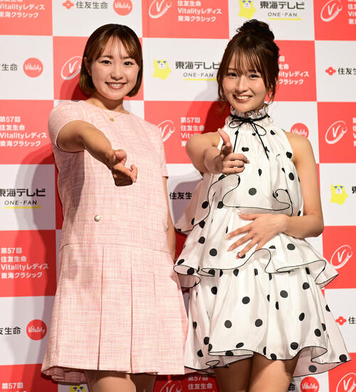 住友生命レディス東海C「前夜祭」　　三浦桃香（左）とタレントの森脇梨々夏（撮影・森本幸一）