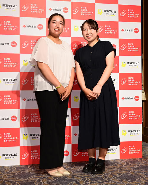 住友生命レディス東海C「前夜祭」　　入谷響（左）と荒木優奈（撮影・森本幸一）