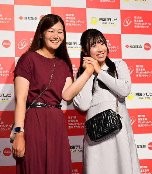 住友生命レディス東海C「前夜祭」　　神谷そら（左）と菅沼菜々（撮影・森本幸一）